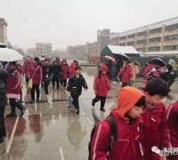 淮滨：开学第一天孩子们冒雪上放学（组图）